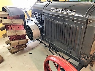 Veterantraktor - Mc Cormick - Deering. 1929. Träklabbar på bakhjulen, järnhjul fram. Blästrad samt l...